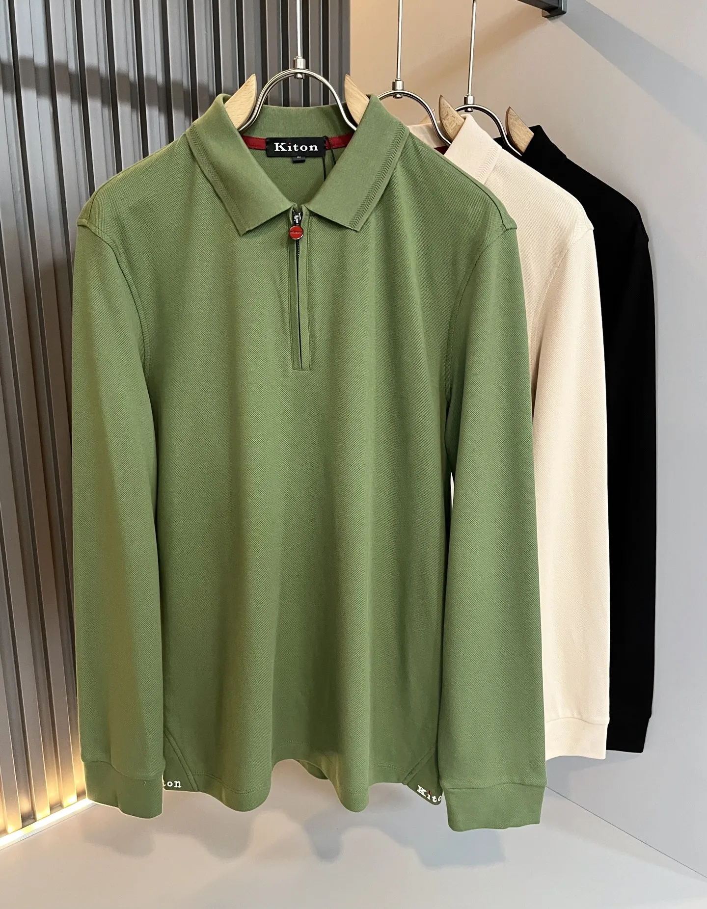 

Однотонный вязаный свитер-поло Kiton 25aw с полумолнией