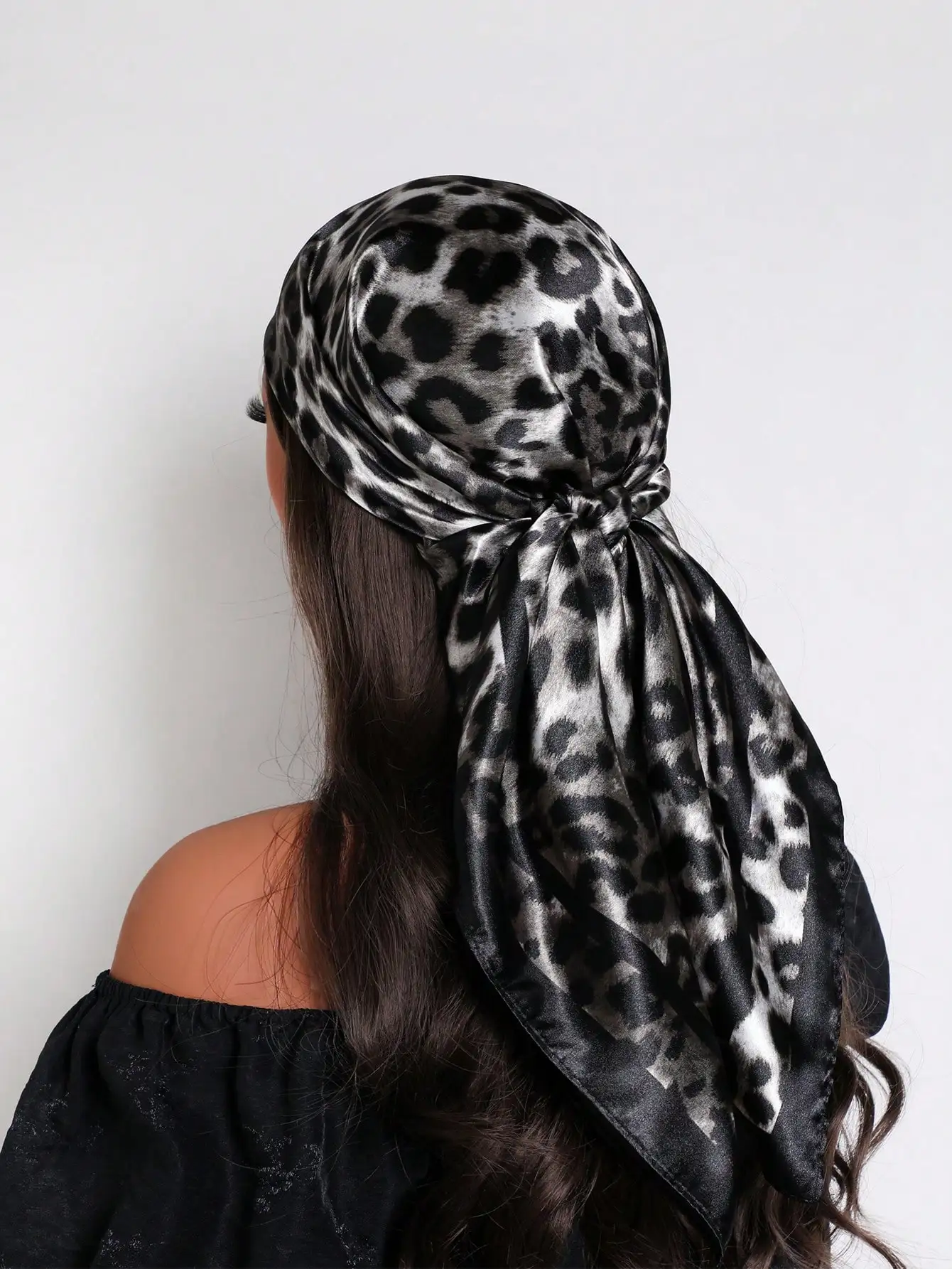 

1pc 90cm Women's Satin Square Scarf, Elegant Fashionable Leopard Print Pattern Bandana, Suitable For Casual And Street Outfits Hair Accessory, Headband