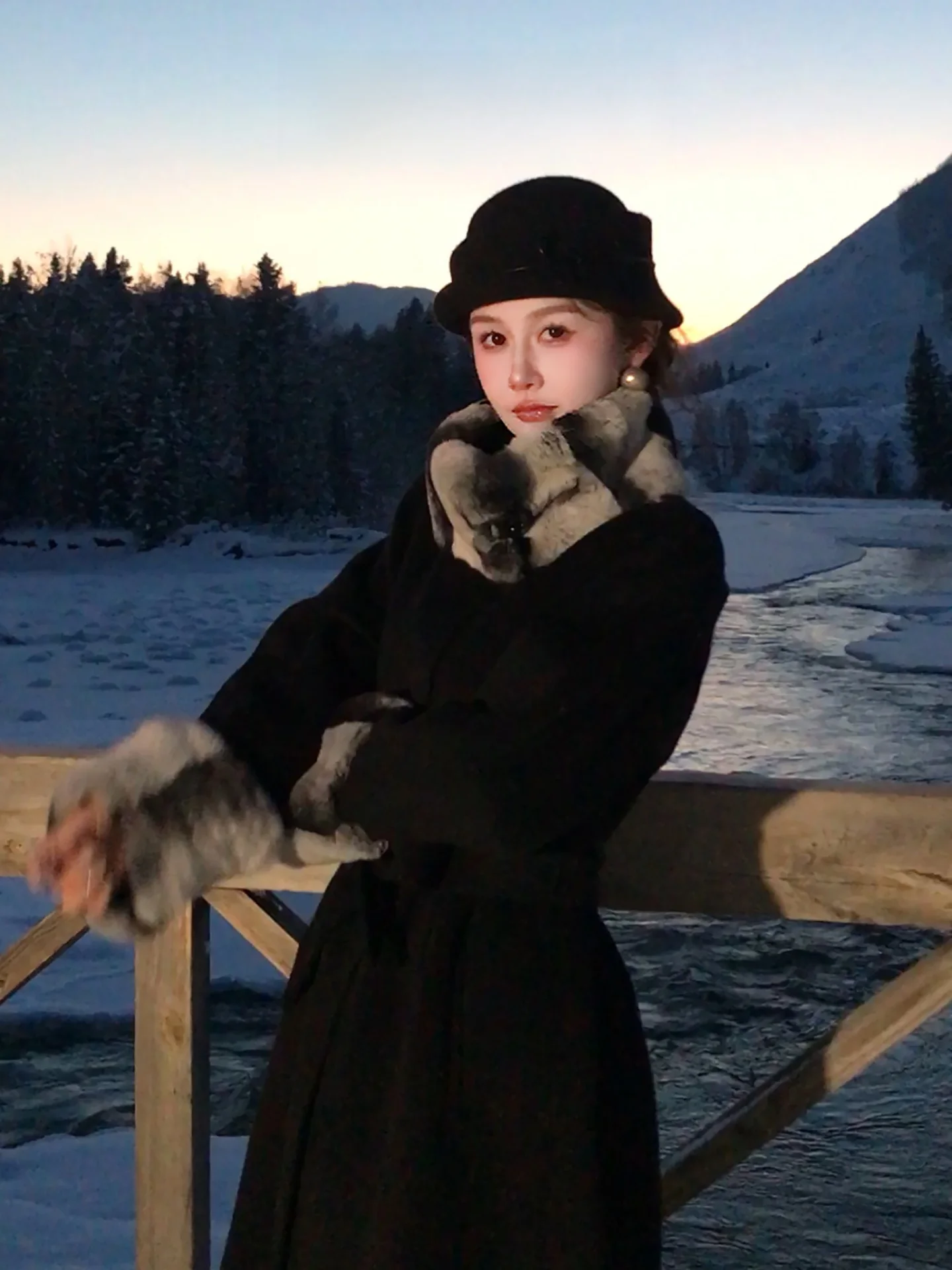 

Двустороннее длинное шерстяное пальто Ele с меховым воротником и манжетами от Azzhen для молодых и женщин среднего возраста