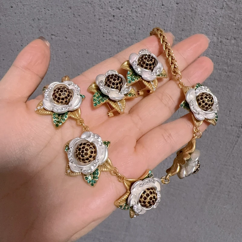 

Vintage White Natural Stone Jewelry Set Daisy Gold Color Necklace Stud Earring Luxury For Women Accessories Brands Festival Gift