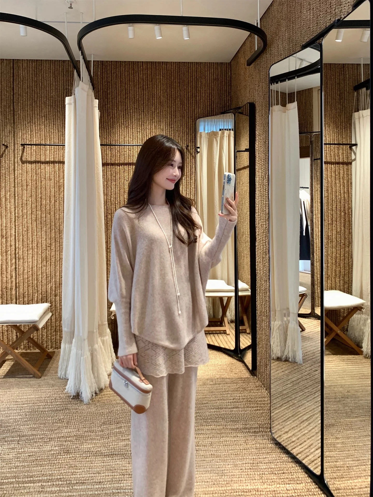 

Мягкий уютный шерстяной комплект: брюки с широкими штанинами и вязаный свитер с цветочным узором, осенний комплект с цветочным принтом