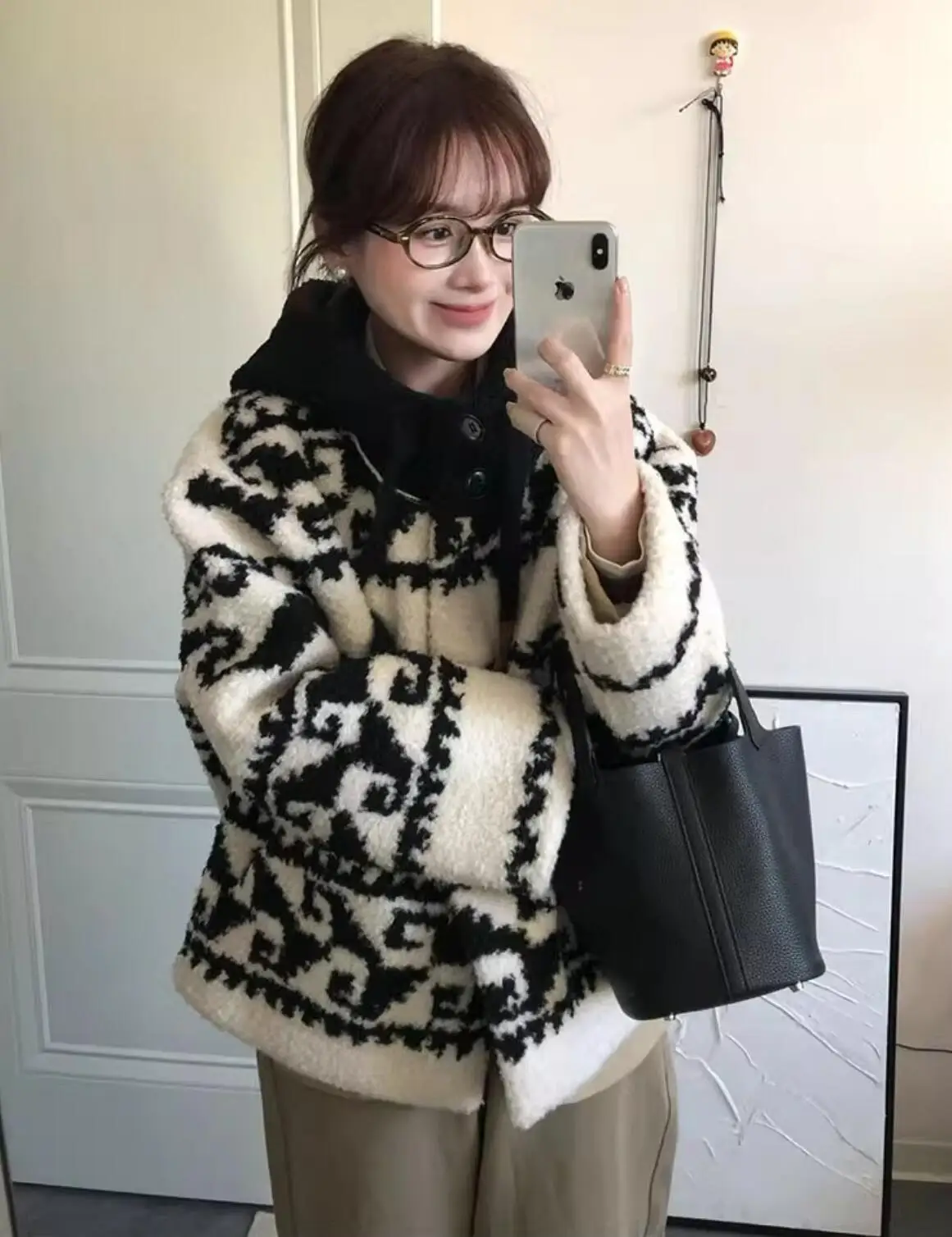معطف شتوي 2022 باللون الأسود والأبيض على شكل طوطم مع قلنسوة من فرو الضأن الصناعي وأكمام طويلة للنساء أزرار مفتوحة ملابس خارجية أشعث فضفاضة