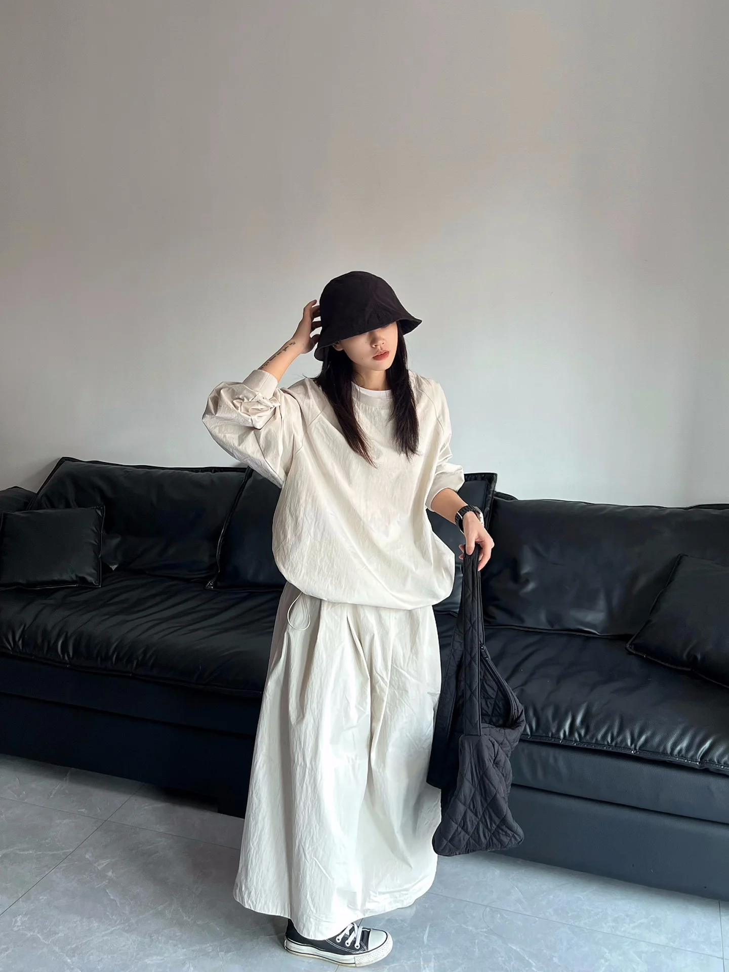 

Комплект MAY MUZIYA: Спортивный свитшот персикового цвета с круглым вырезом и юбка. Женский повседневный комплект из двух предметов. Модный осенний комплект.