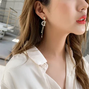 Manik Rumbai Panjang Anting-Anting Sederhana Tren Warna Emas Kristal Huruf D Anting-Anting Aksesoris Perhiasan Elegan 10 anting rumbai emas penjualan terbaik - №