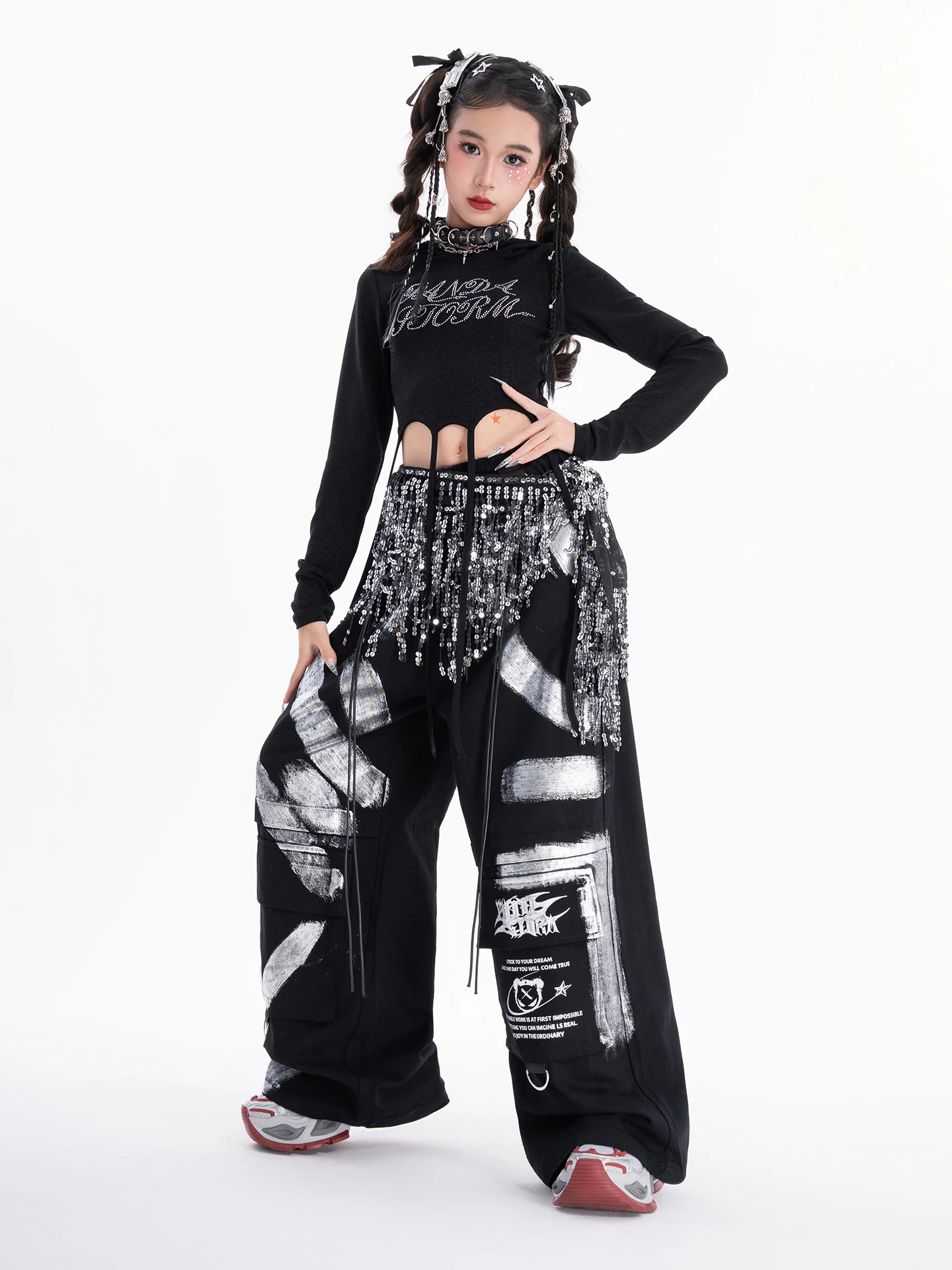 เสื้อผ้าเต้นแจ๊สเคป๊อปสำหรับเด็กผู้หญิง แขนยาว เสื้อครอปเอวลอย กางเกงขาสั้นสีเงิน กางเกงฮิปฮอปสีดำ ชุดแสดงบนเวที รุ่น BL17510
