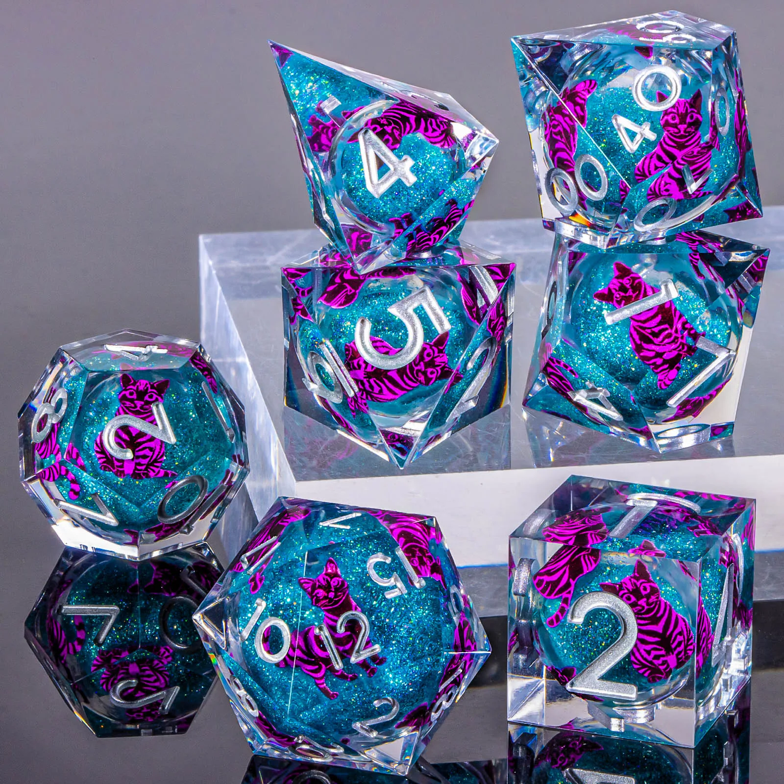 مجموعة نرد أساسي سائلة من Cat DND D&D، مجموعة نرد الزنزانة والتنين ذات الحافة الحادة، D وD لعب الأدوار D20 D12 D10 D8 D6 D4