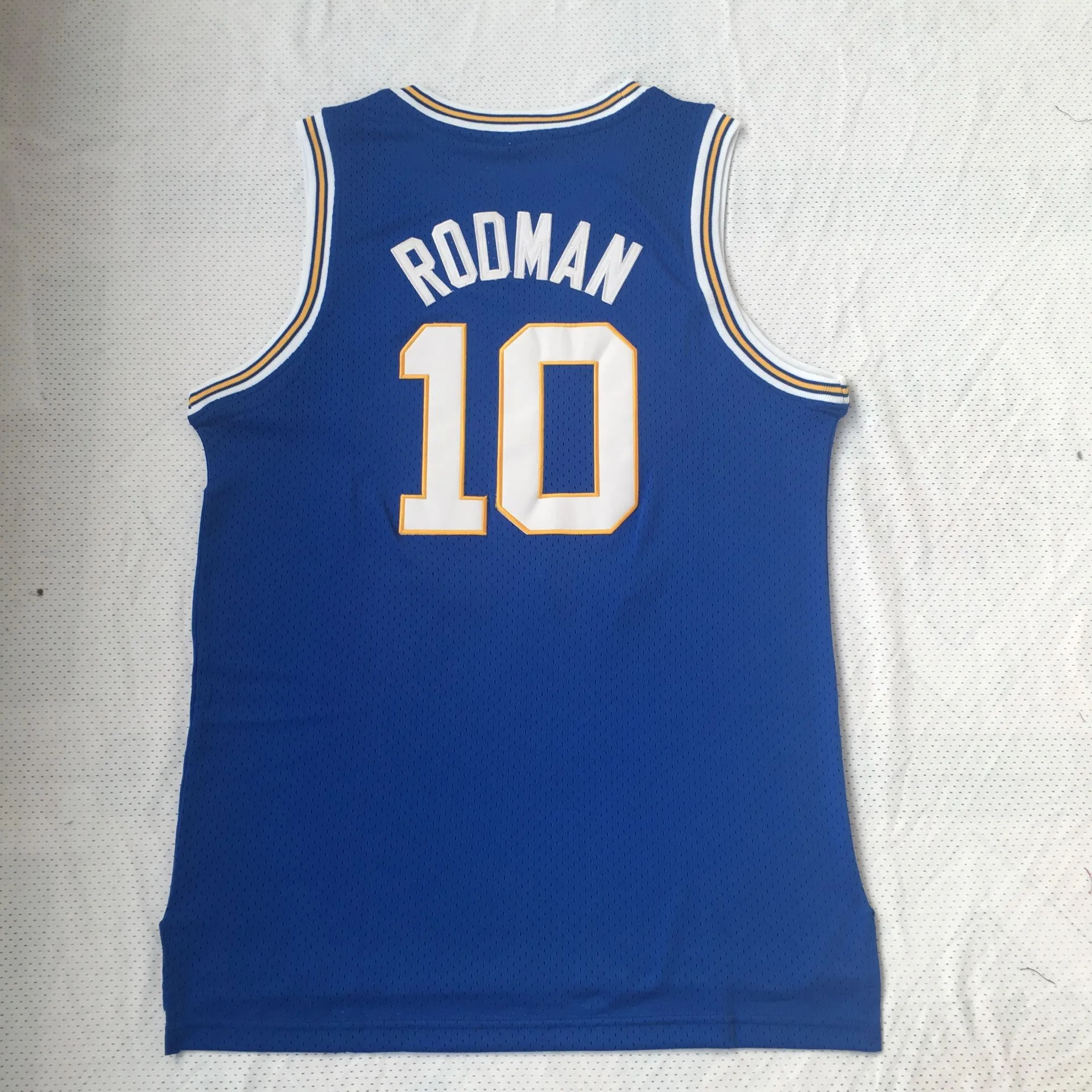Retro Baskeall orm Vest Embroidered Universi Logo Blue White een Faionable Personalized Sports Fan Apparel