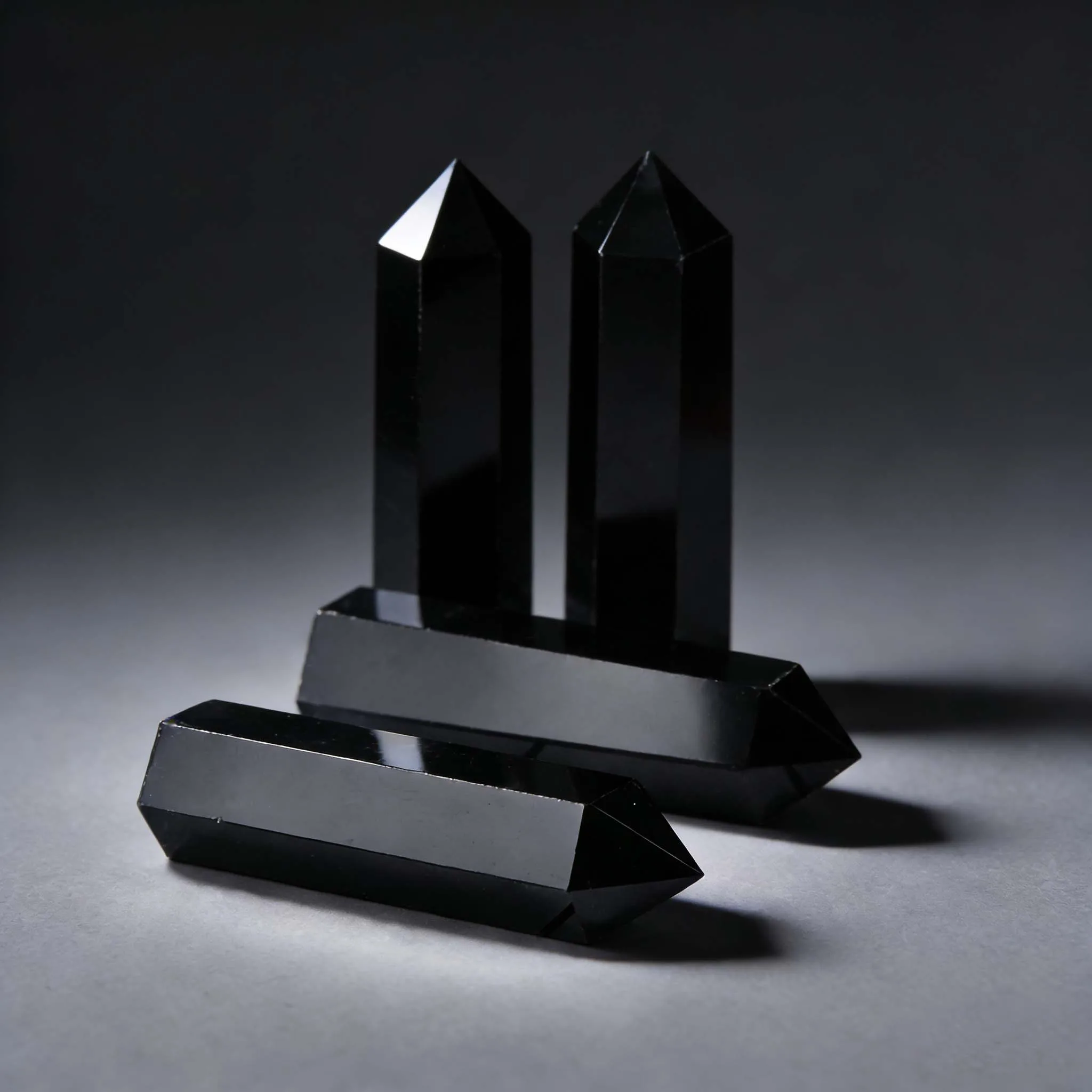 Niche Black Obsidian Column Ink-Black Gilded Glow Unique Ink-Solidified Vertical High-End Calming Decor