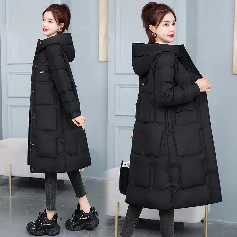 Piumino in cotone da donna 2025 inverno nuova moda allentato casual versatile cappotto imbottito femminile spesso con cappuccio lungo sopra il ginocchio Parka