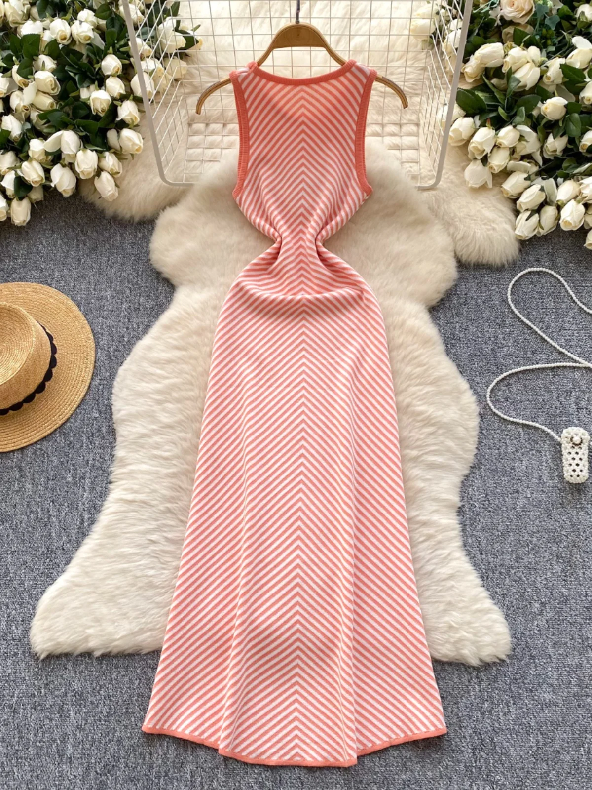 فستان نسائي محبوك ضيق مناسب لربيع 2025 بدون أكمام برقبة دائرية صدرية مخططة بخصر مرتفع تنورة ميدي على شكل حرف A على الطراز الكوري