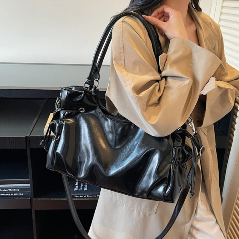 

Женская сумка через плечо в стиле ретро Y2k, большая сумка через плечо из лакированной кожи в мотоциклетном стиле, сумка-тоут с боковым карманом и завязками для ежедневных поездок и путешествий