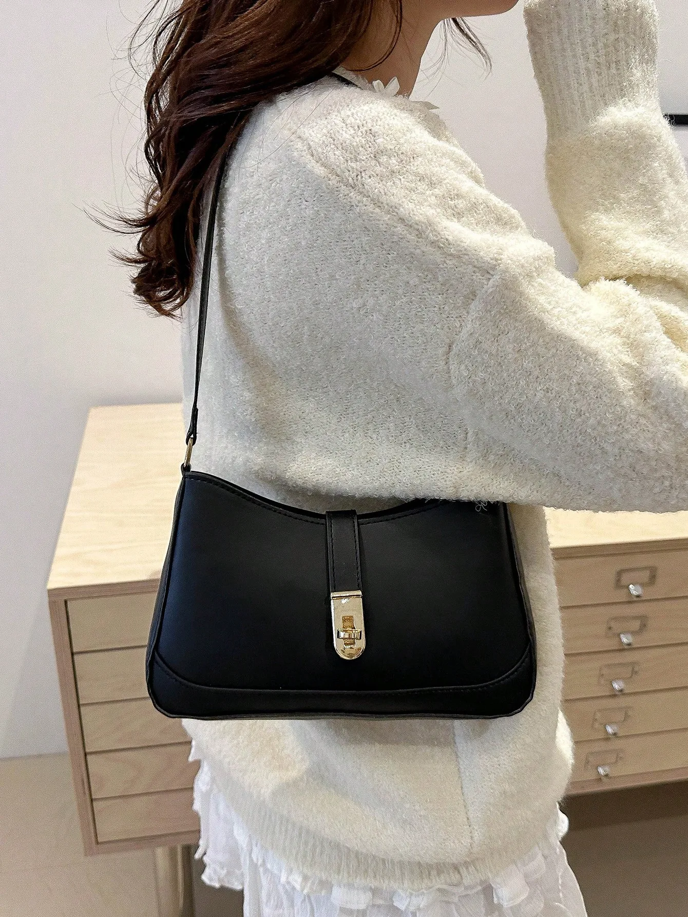 

Черная сумка-клатч из искусственной кожи с золотой застежкой - минималистичная женская сумка через плечо