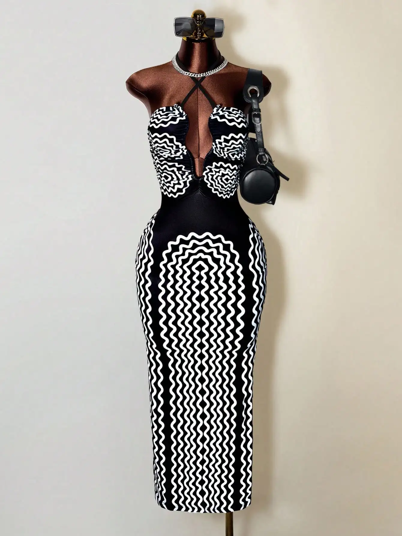 

Женское черно-белое облегающее платье миди с волнистым принтом и воротником-халтером