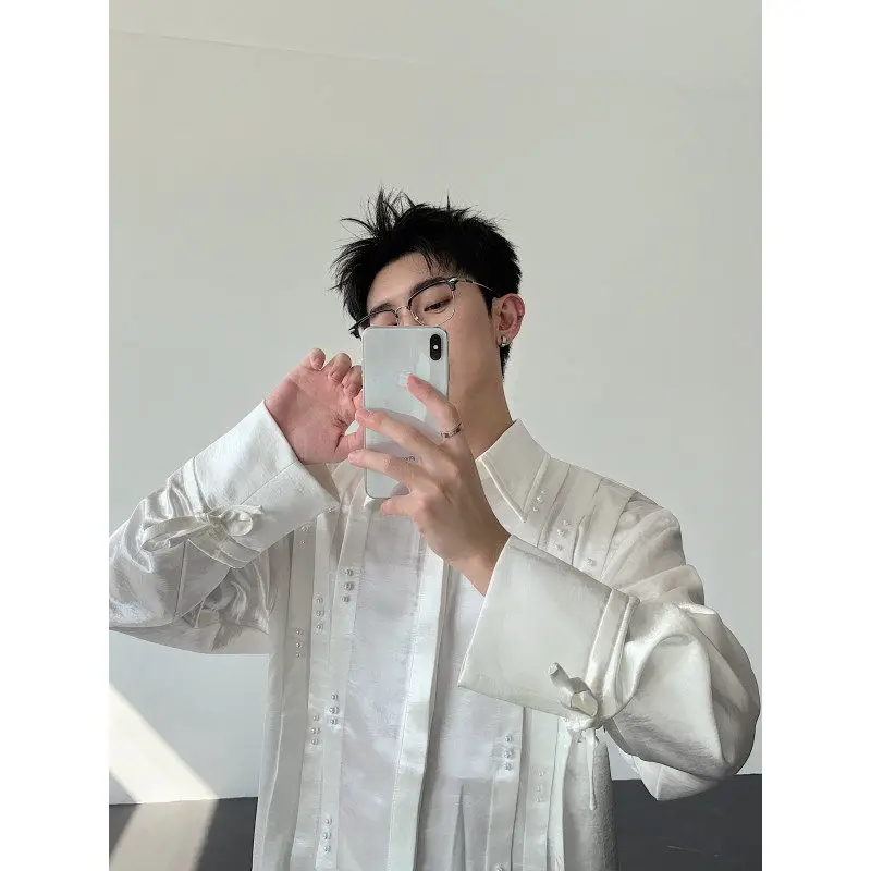 

Мужская рубашка из ацетатной ткани с эффектом жемчуга, длинный рукав, гладкий блеск, эффектный дизайн, струящаяся ткань, повседневный стиль, приталенный крой.