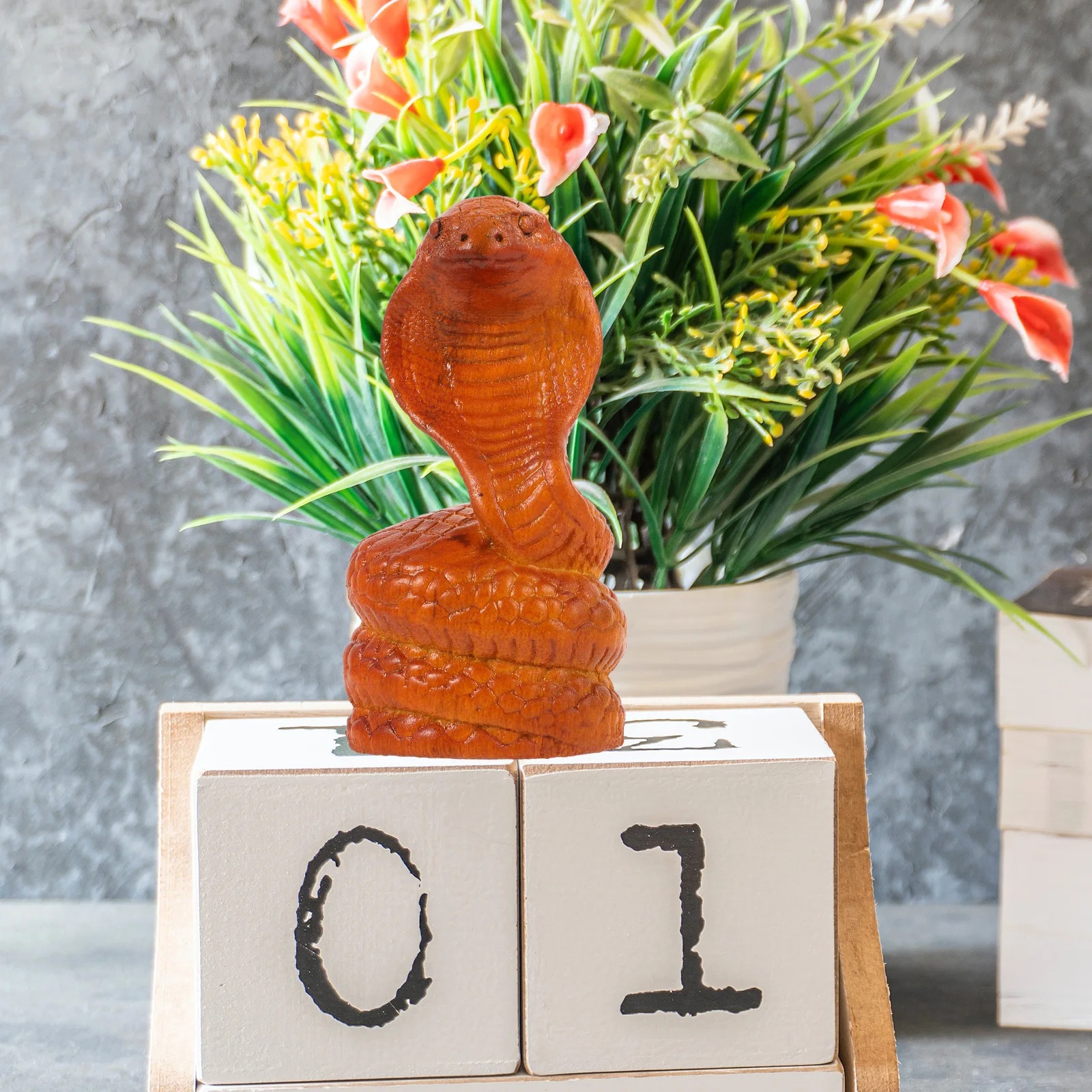 

Wooden Carved Snake Ornaments Realistic Snake Figures for Garden Bonsai Decor Prank Prop Vivid Shape Simple Color Wooden