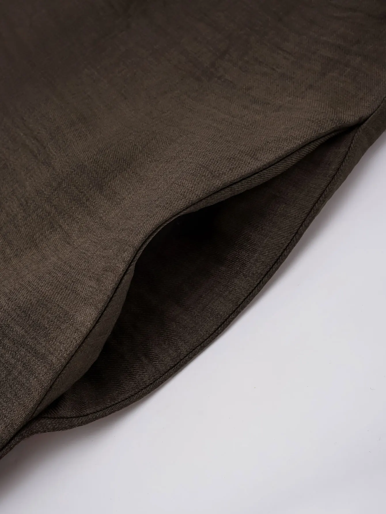 2025 ใหม่ขายร้อนผู้หญิงมุสลิมสีน้ําตาลเข้ม Abaya อิสลามเหมาะสําหรับแฟชั่นเจียมเนื้อเจียมตัวในตะวันออกกลางเช่น UAE และซาอุดีอาระเบีย