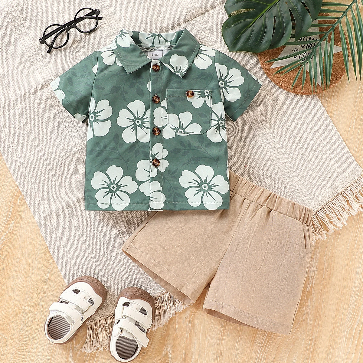 2-teiliges Set aus modischem Kurzarmhemd und Shorts im Urlaubsstil mit Taschendekoration für Babys im Sommer