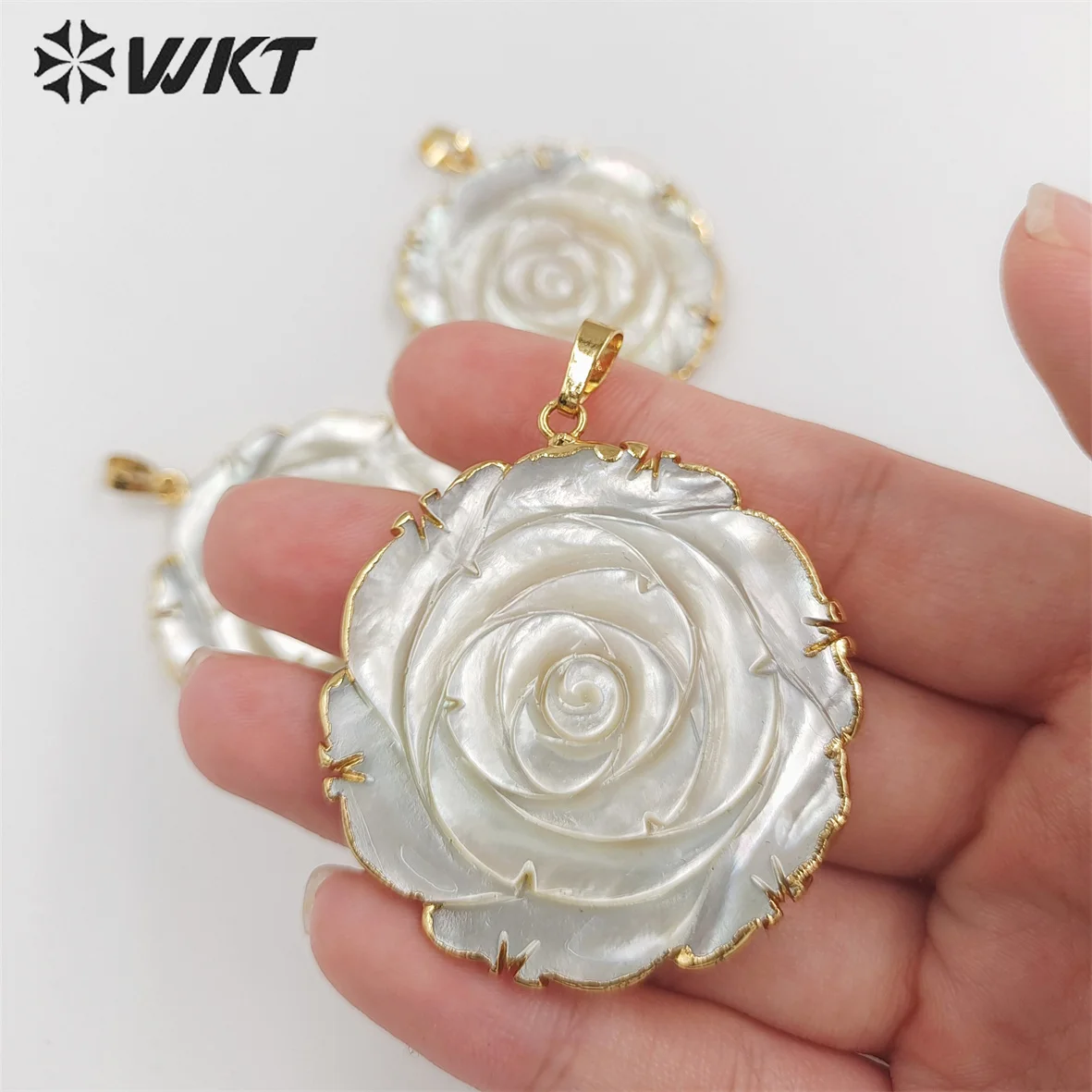 WT-JP309 Wholesale Fashion Hand Carved Pearl Shell Flower Pendant Unique Charming Gold Trim Rose White ACC