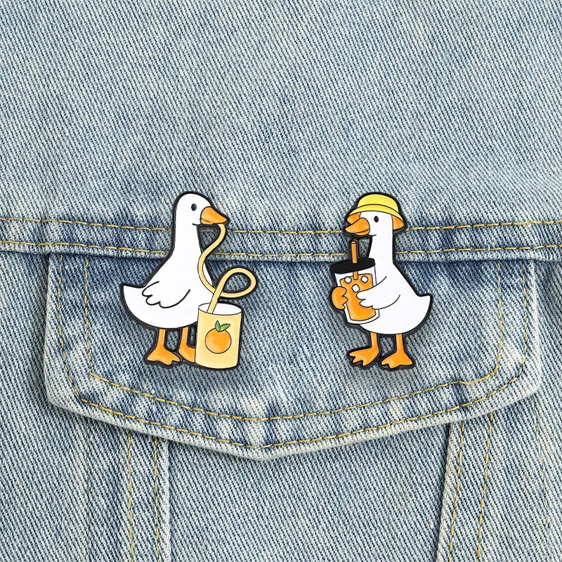 Enten-Emaille-Anstecknadeln mit Orangensaft-Motiv, niedliche Cartoon-Broschen mit weißen Gänsen, Entenküken-Abzeichen, Kawaii-Tierschmuck, Geschenk für Freunde