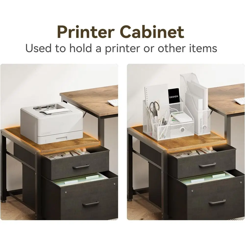 مكتب على شكل حرف L للمكتب المنزلي باللون البني الريفي مع مساحة تخزين وأدراج وخزانة ملفات ومنافذ طاقة