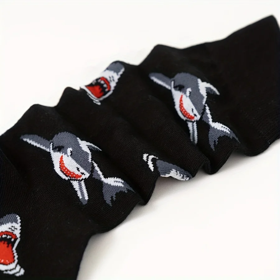 A pair of autumn and winter new cartoon black shark pattern men\'s cotton socks mid-tube socks