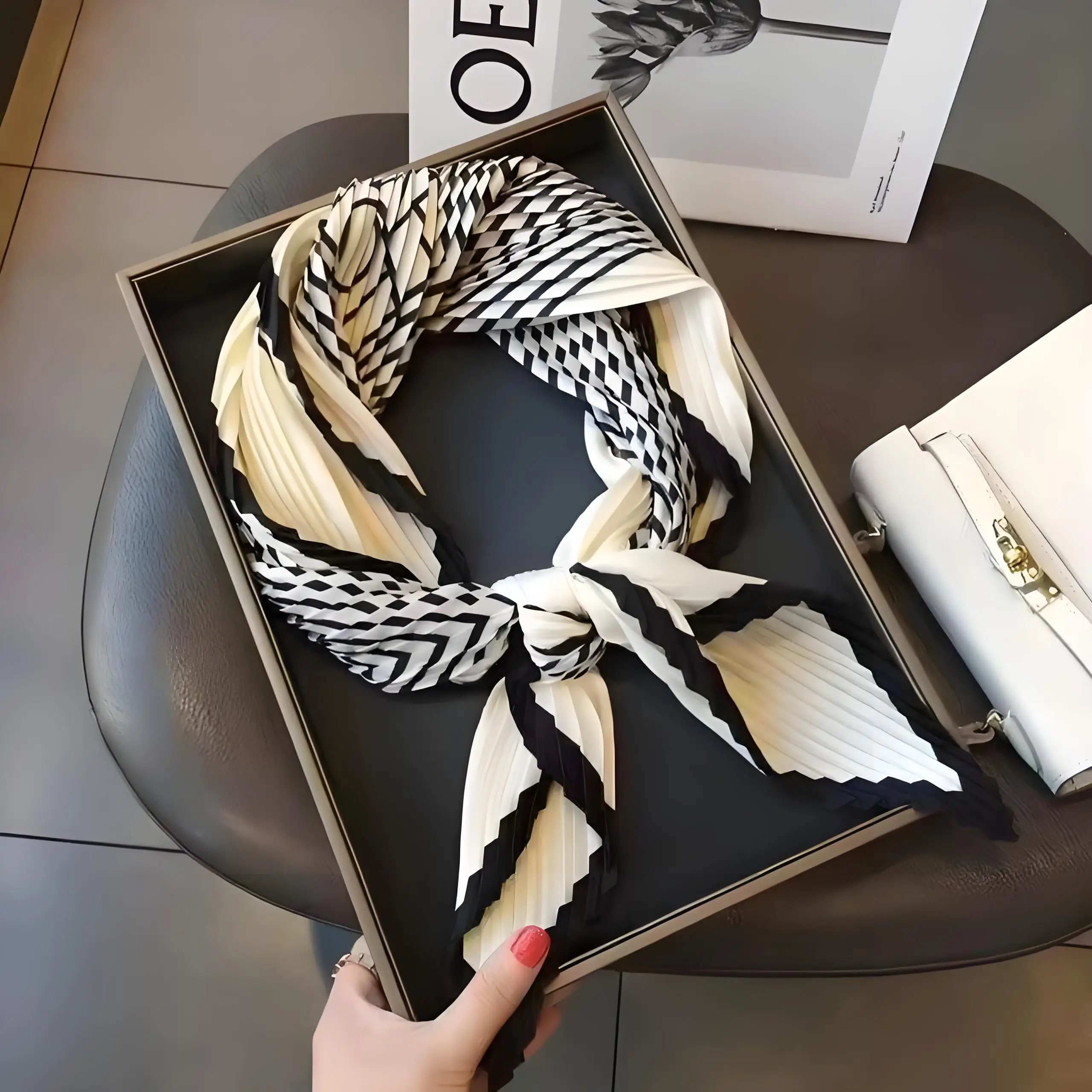 

Luxury Crinkled Stripe Scarf Two Tone Black White Woven Neck Scarf Elegant Wrinkled Texture Wrap Women
