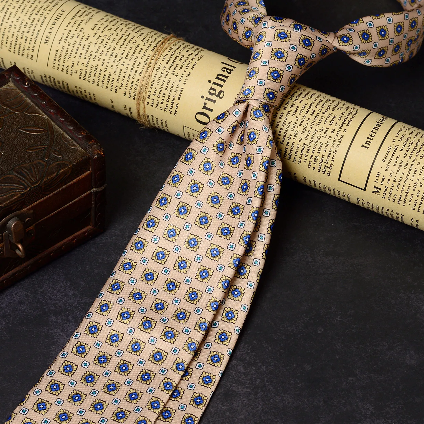 cravatta-da-uomo-di-alta-qualita-in-stile-retro-con-motivo-floreale-blu-su-sfondo-color-champagne-ideale-come-accessorio-per-camicie-casual-o-da-ufficio-larghezza-8-cm