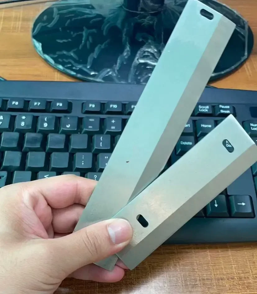 Fully automatic coconut peeling machine tool