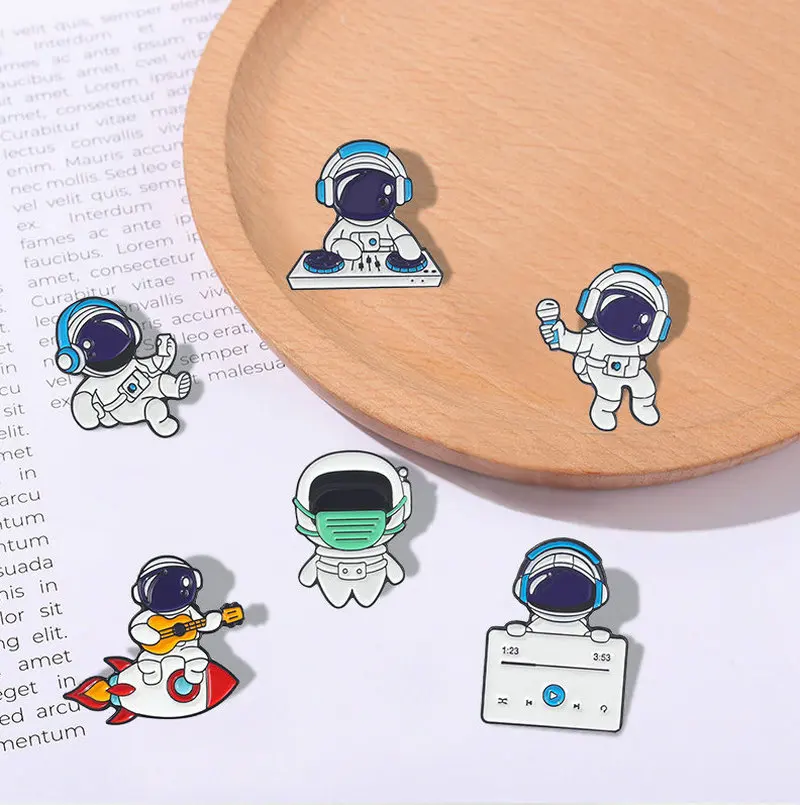 Pin personalizado Dreamer guitarra micrófono cantante broche bolsa insignia infantil dibujos animados joyería Pins regalo para niños música astronauta esmalte