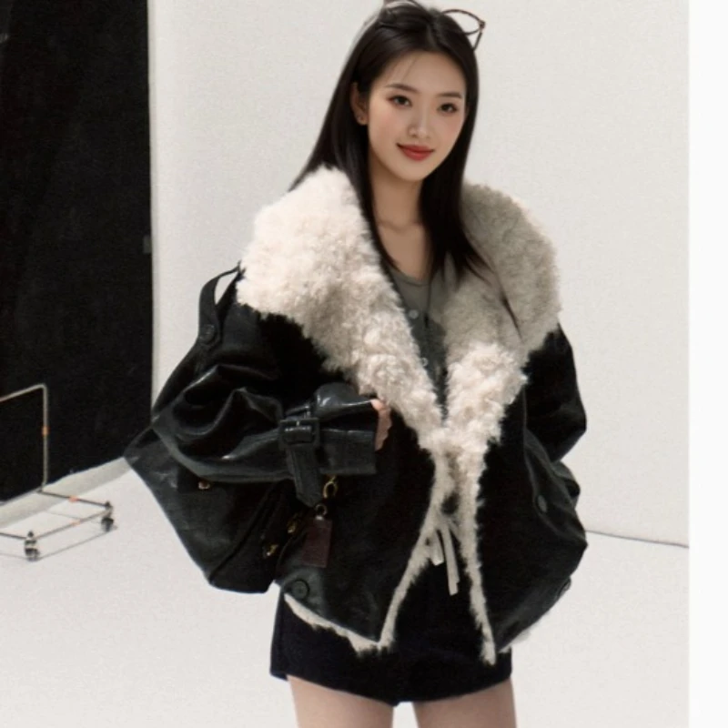 

Winter Woman Faux Matte Leather Jacket Fluffy Lambswool Turn Down Collar Fleece Short Soft PU Spliced Bomber Coat Overcoat Parka