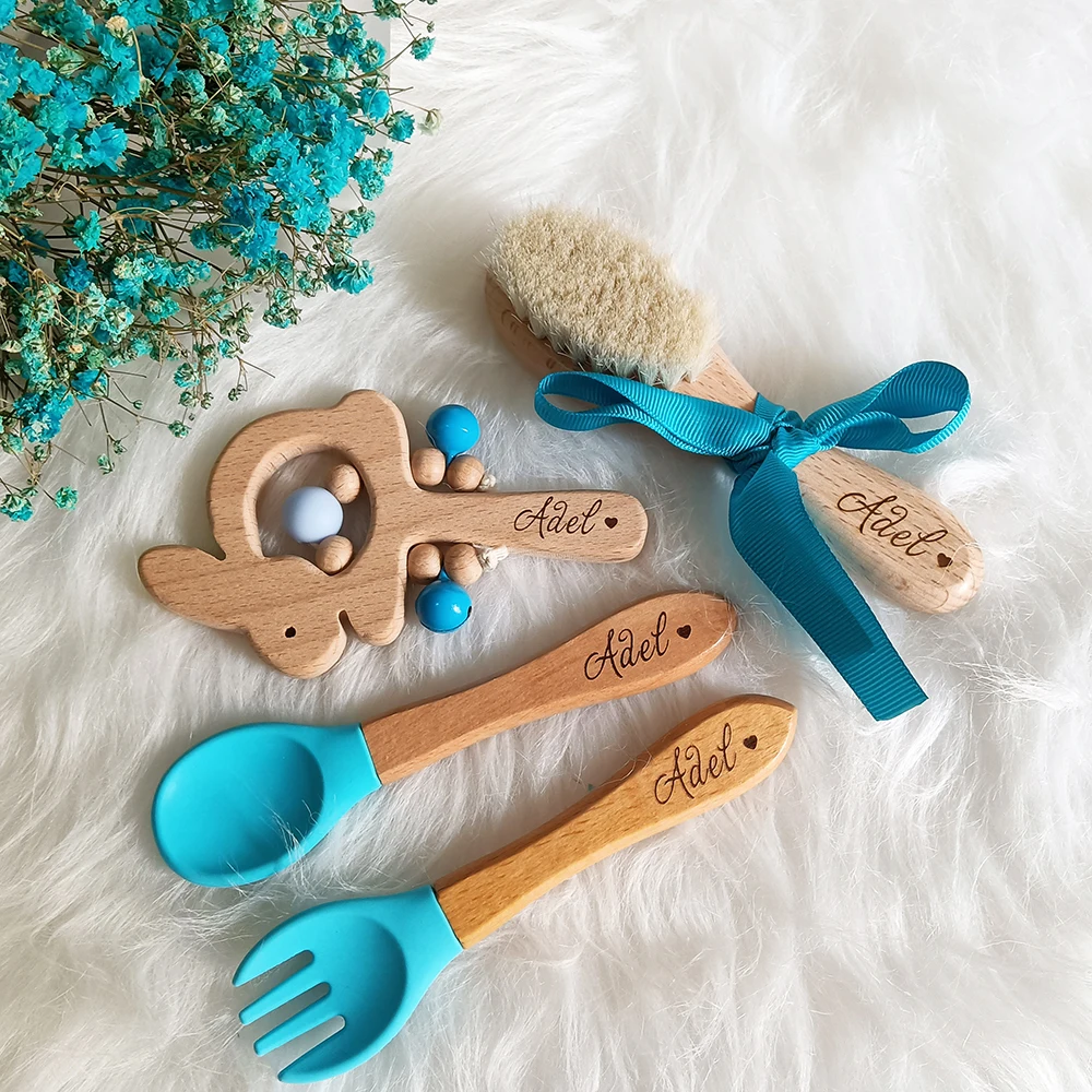 Sonajero de madera con cuchara y tenedor de silicona, juguete sensorial, cepillo de pelo para bebé recién nacido, juego de regalo para niños, nombre personalizado, nuevo