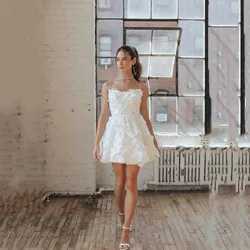 Vestido de novia corto de satén blanco moderno, vestidos elegantes sexis sin tirantes con tirantes finos, vestido plisado de flores sin tirantes personalizado 2025