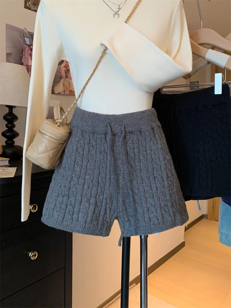 

Knitted wide leg shorts for women in autumn and winter 2025 new high waist slimming and casual solid color hot pants