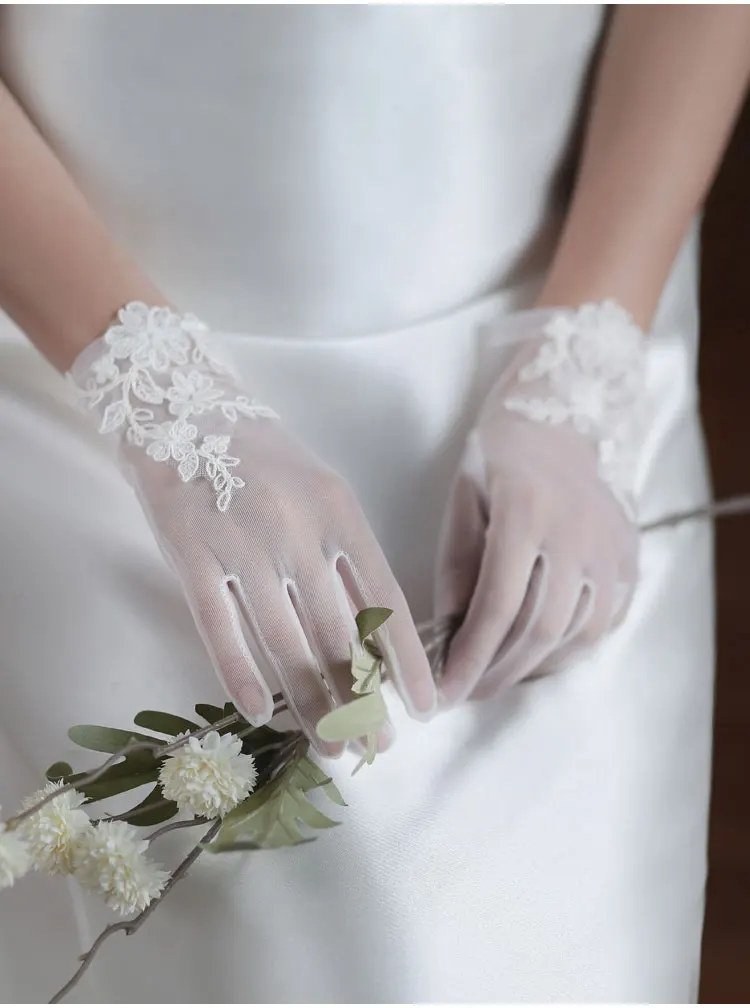 Guantes de boda elegantes con Apliques de encaje para novias, guantes cortos de tul suave, blanco, dama de honor, vestidos de novia