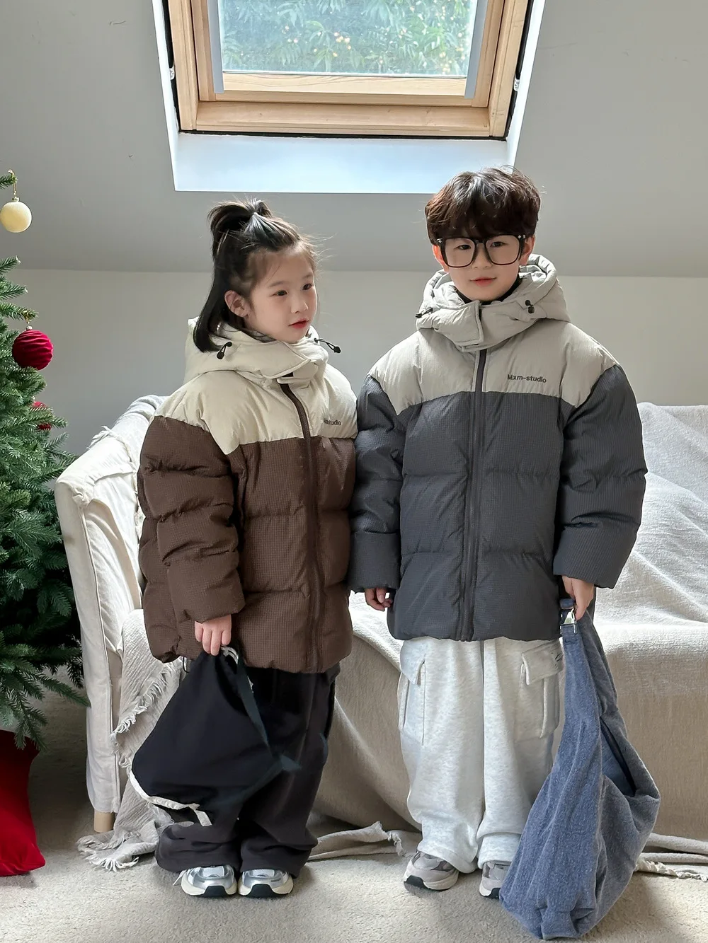 

Зимний утепленный короткий пуховик с капюшоном для мальчиков и девочек 2025 года, детская свободная теплая куртка-хлеб