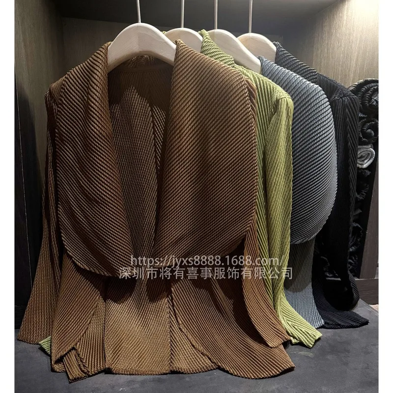 سترة مياكي ذات ثنيات لخريف 2025 سترة جديدة راقية ذات ثنيات متينة وطية صدر كبيرة رفيعة مقاس كبير سترة صوفية فضفاضة متعددة الاستخدامات للركاب #3