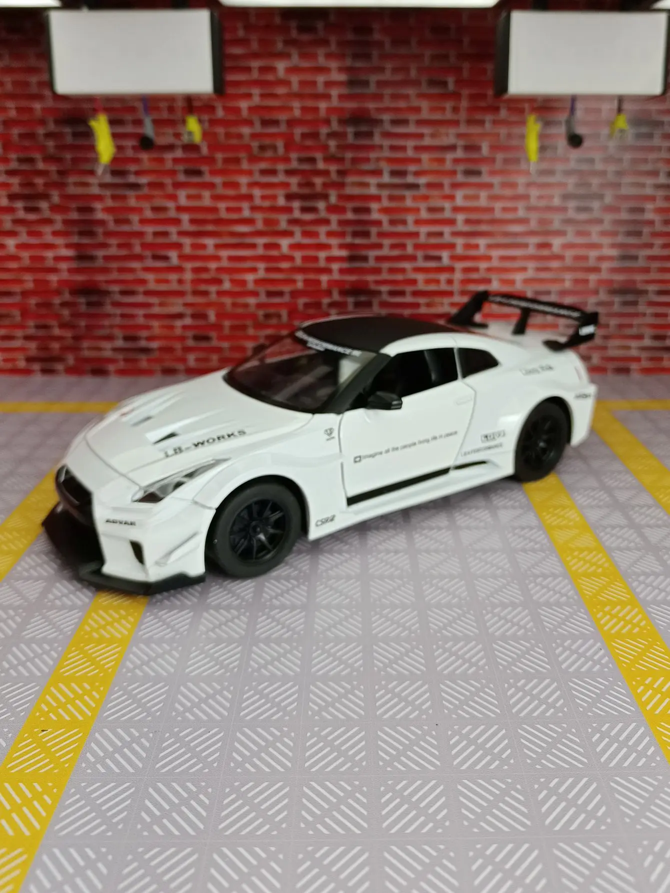 Nissan GTR CSR2 Skyline Ares Diecasts & Toy Vehicles Metal Toy Car Model High Simulation Pull Back Collection Toys para niños, 1:24