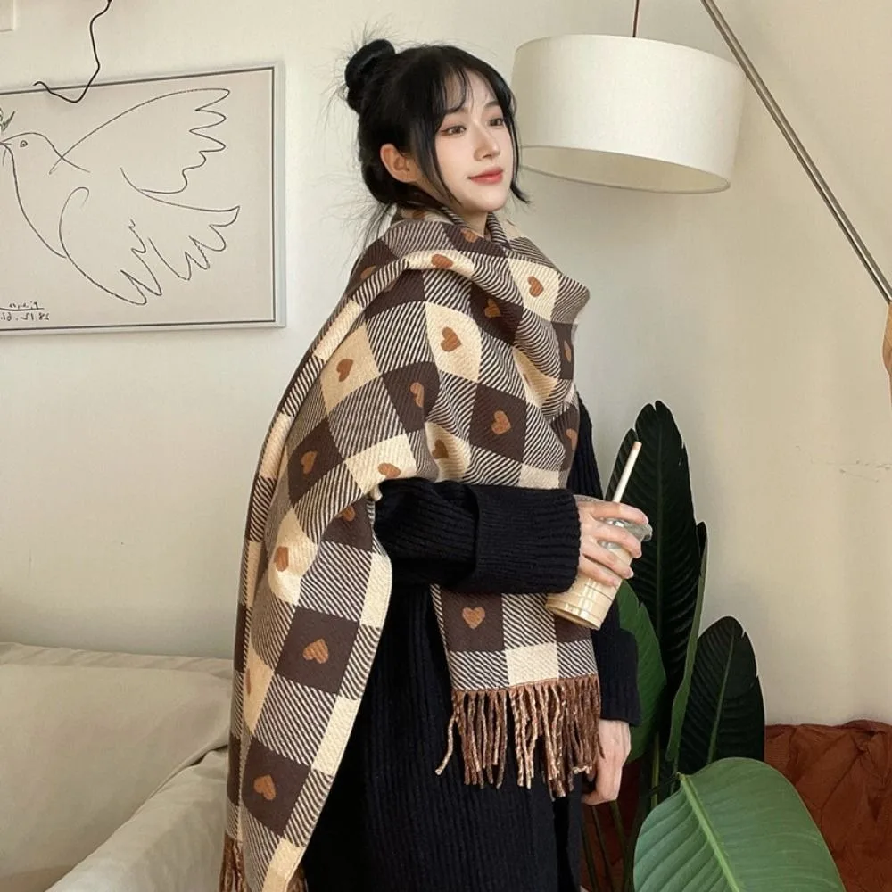 ผ้าพันคอคลุมคอลายตารางหัวใจแบบใหม่ ป้องกันความหนาวและลม ผ้าพันคออเนกประสงค์ ผ้าคลุมไหล่แคชเมียร์เทียม เหมาะสำหรับเล่นกีฬากลางแจ้ง