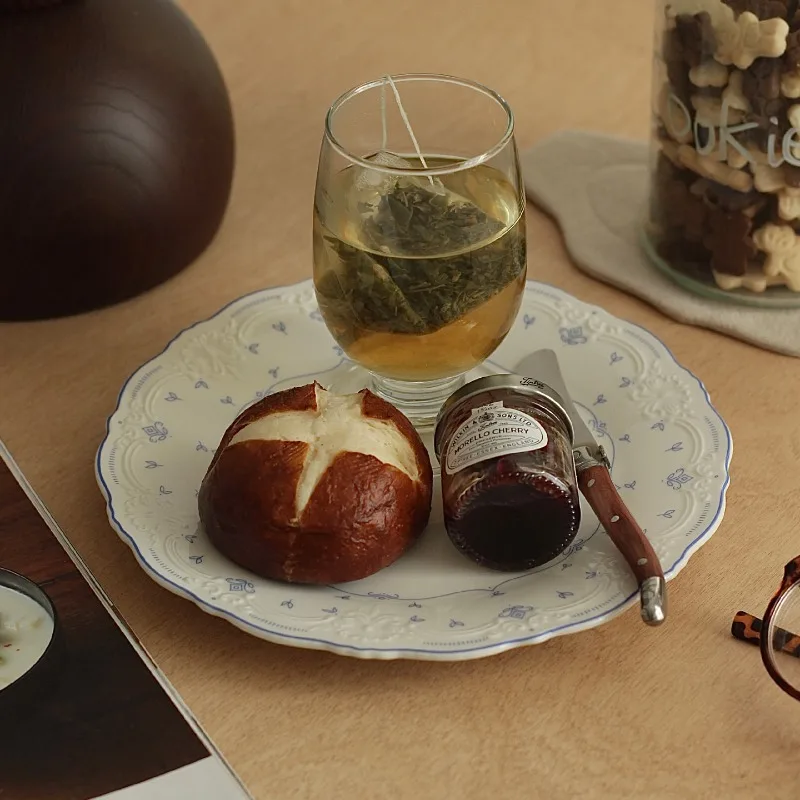 

1 шт., французская романтическая керамическая синяя рельефная тарелка для завтрака, десертная тарелка Ins, тарелка с фруктами и песком, кухонные принадлежности для бара