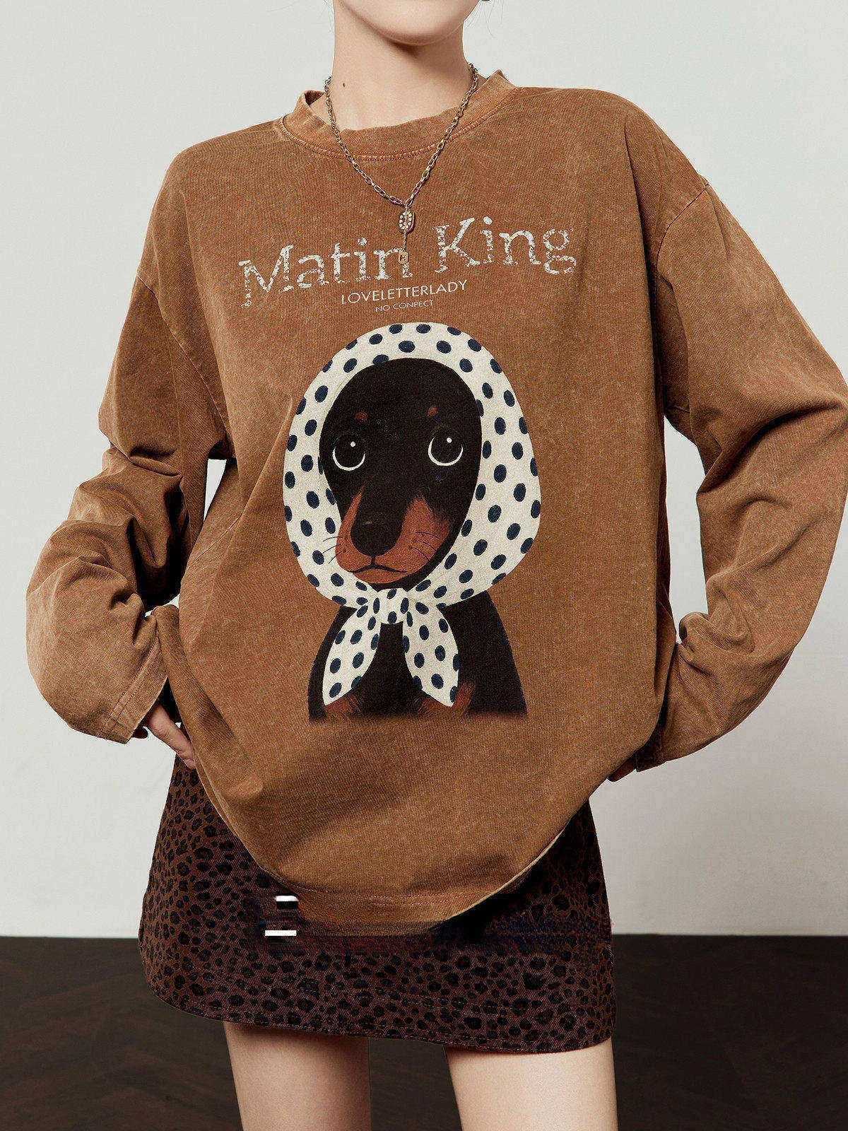 

Стильная женская футболка с принтом в винтажном стиле, кофейного цвета, с коротким рукавом и круглым вырезом, новинка весенней коллекции