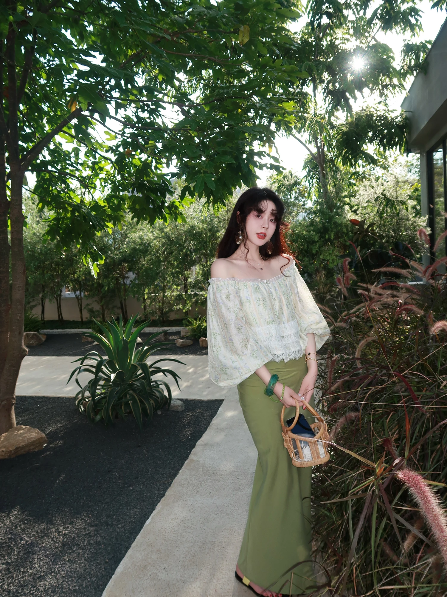 

Французский комплект в стиле кантри: свободная блузка с кружевной отделкой и пуговицами, а также юбка в тон.