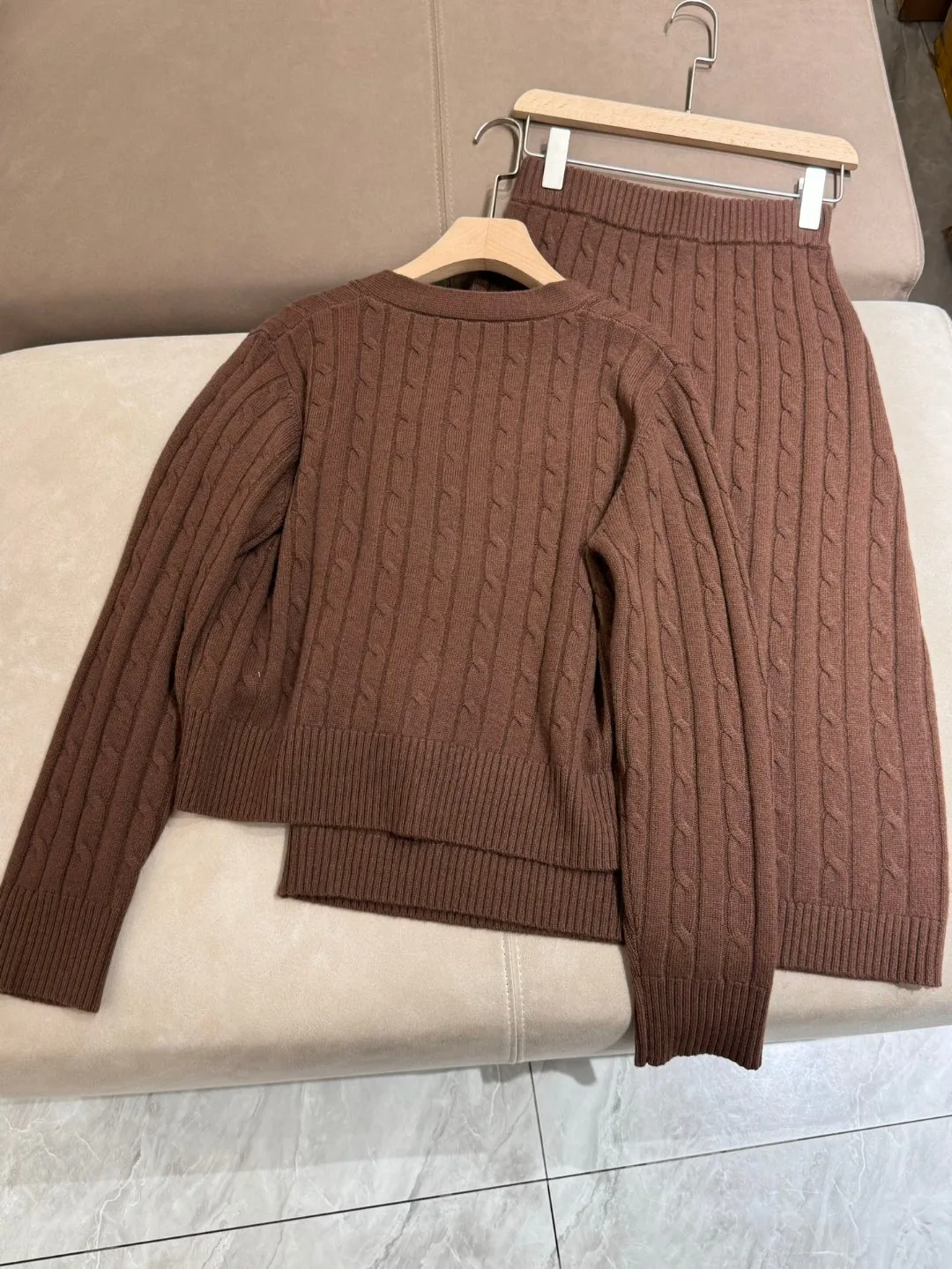 Autumn 2024 Women\'s Skirt Set Cable Knitted Sweater Cardigan + Hip-Wrapped Half-length Skirt 2-Piece Suit