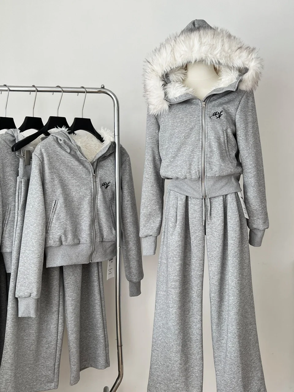 

Вязаный кардиган на молнии с флисовой подкладкой и женские повседневные спортивные брюки с высокой талией, широкими штанинами и эффектом похудения, комплект из двух предметов