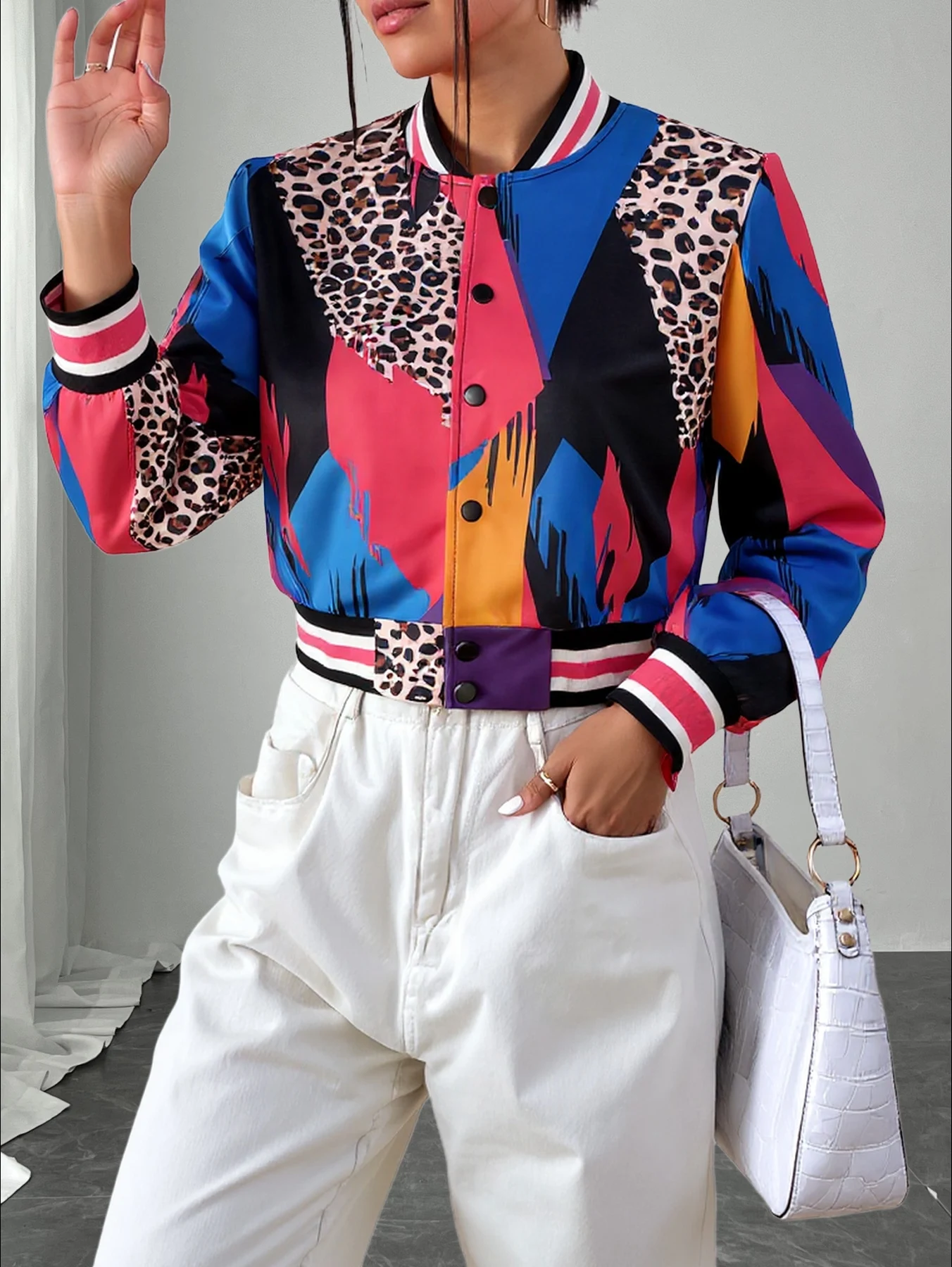 Damen-Bomberjacke im Varsity-Stil mit Leopardenmuster, für Schul- und Streetwear, Herbst, kurz geschnitten, lange Ärmel, mit Knöpfen, Stehkragen, kurzer Mantel – Detail 1