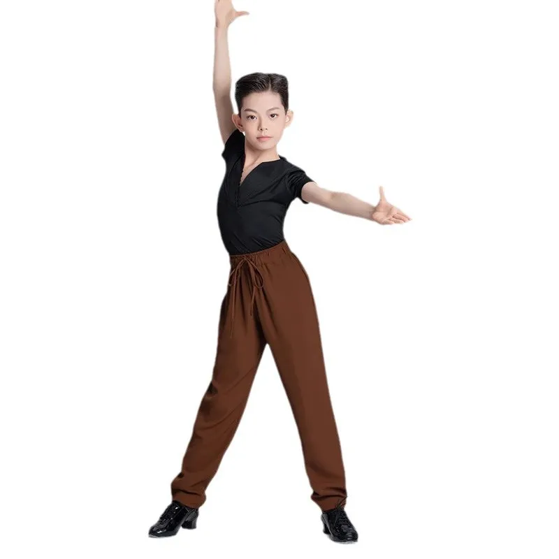 Dostosowany strój do tańca latynoamerykańskiego dla chłopców, zaawansowany, głęboki dekolt V, czarne krótkie rękawy, brązowe spodnie ze sznurkiem, zestaw do występów na egzaminach.