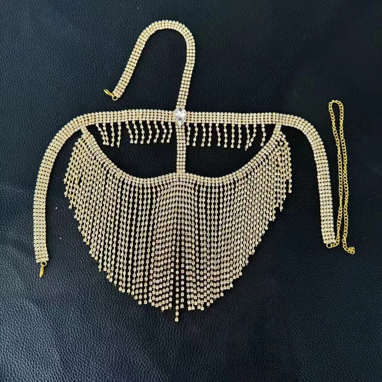 หน้ากากประดับคริสตัลระยิบระยับสำหรับผู้หญิง ขายดีในยุโรปและอเมริกา หน้ากากคริสตัลหลากสี พร้อมเครื่องประดับทรงกลม