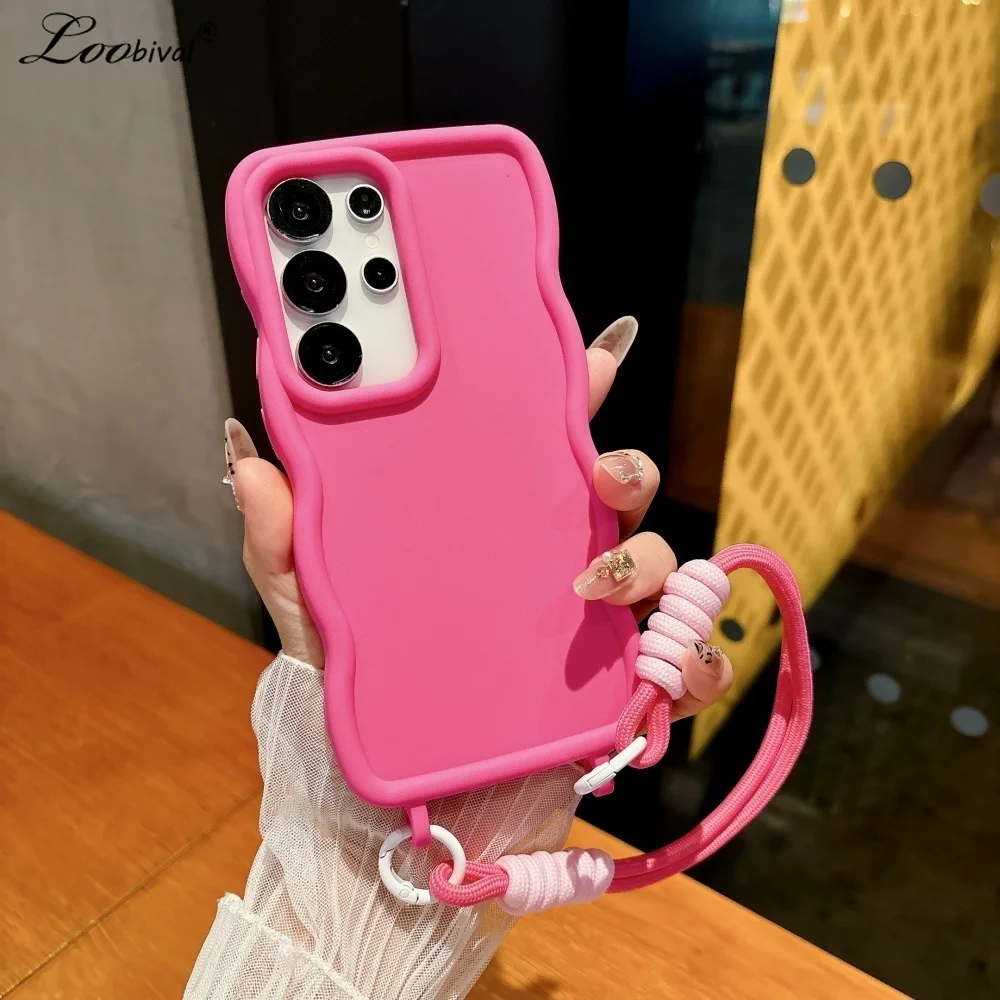 حافظة فاخرة بحزام معصم لليد لهاتف سامسونج جالاكسي S25 Ultra S24 Plus غطاء سيليكون سائل ناعم بلون سادة