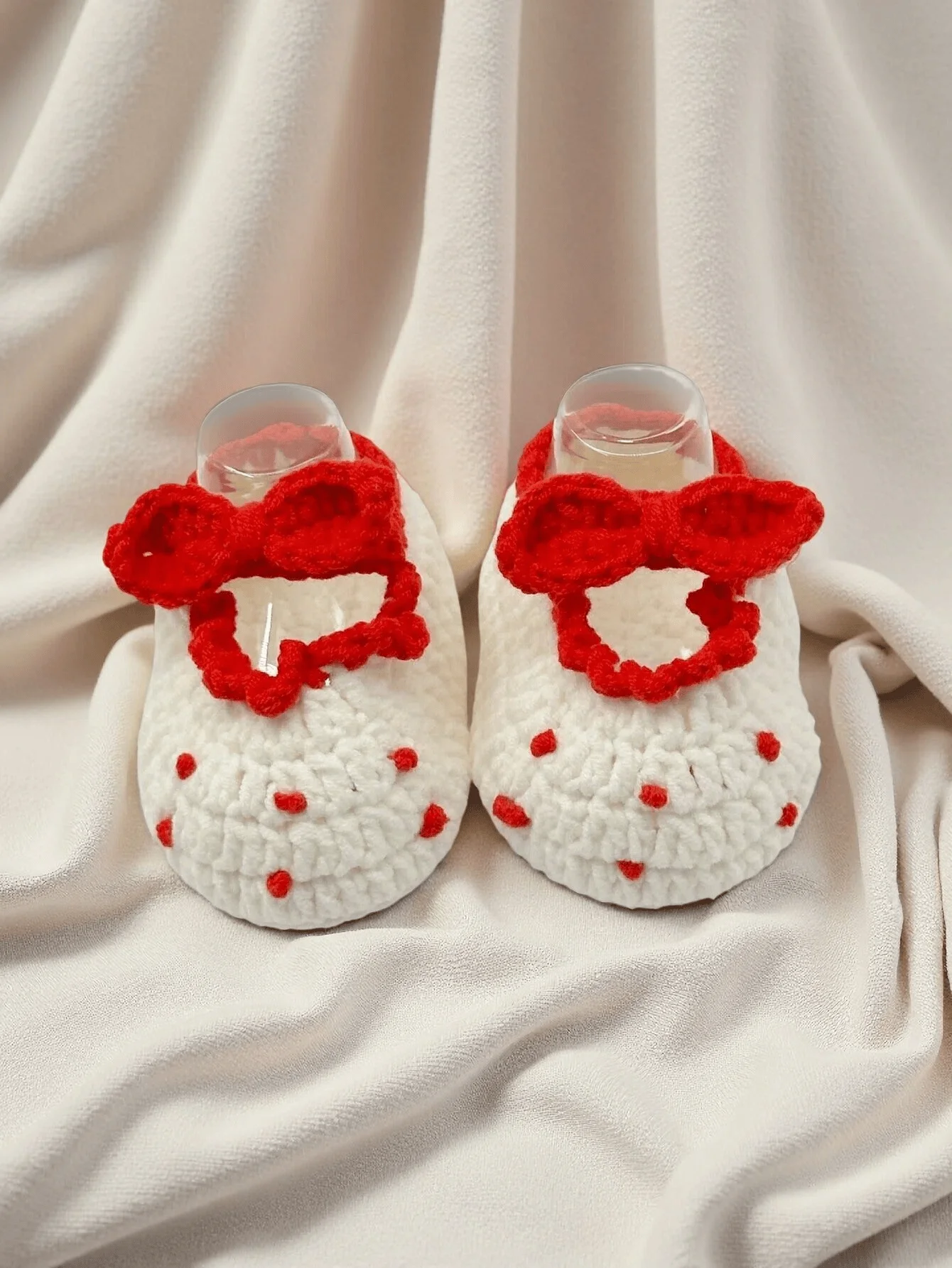 1 Paar handgefertigte gehäkelte Babyschuhe für Mädchen, weiß mit roter Schleife und Punkten, gestrickte Säuglingsschuhe – Detail 5