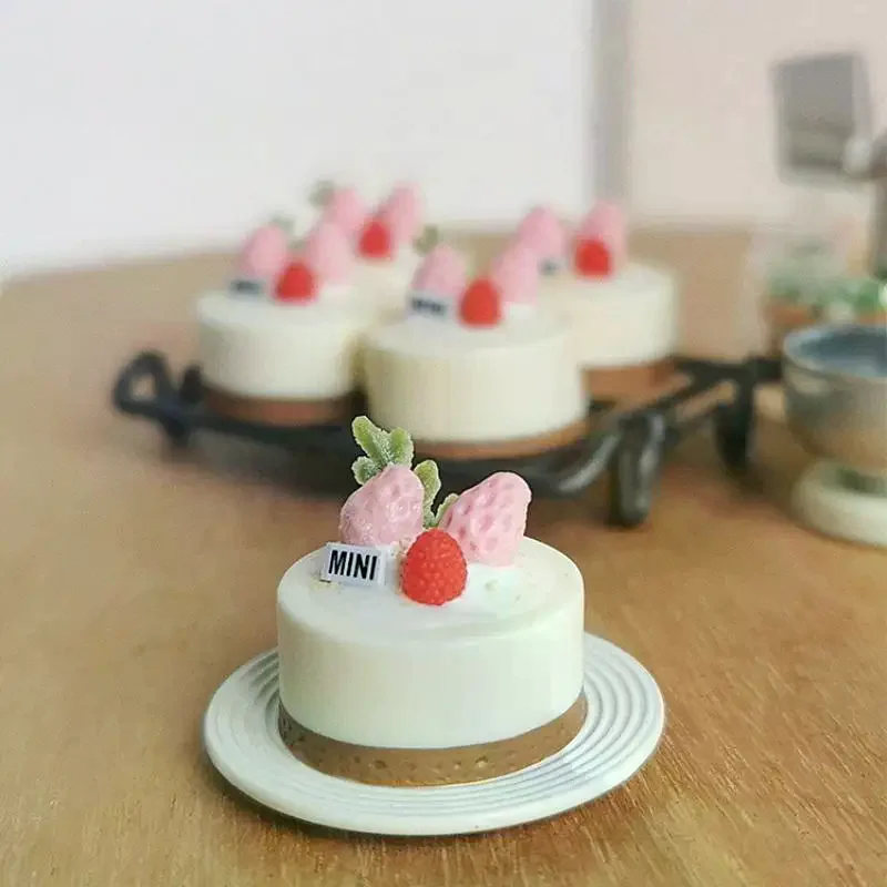 Maison de poupée Miniature, Simulation d'argile, gâteau aux fruits aux fraises, Mini modèle alimentaire pour maison de poupée, accessoires, jouets de gâteau de boulangerie mignons, 1 pièces
