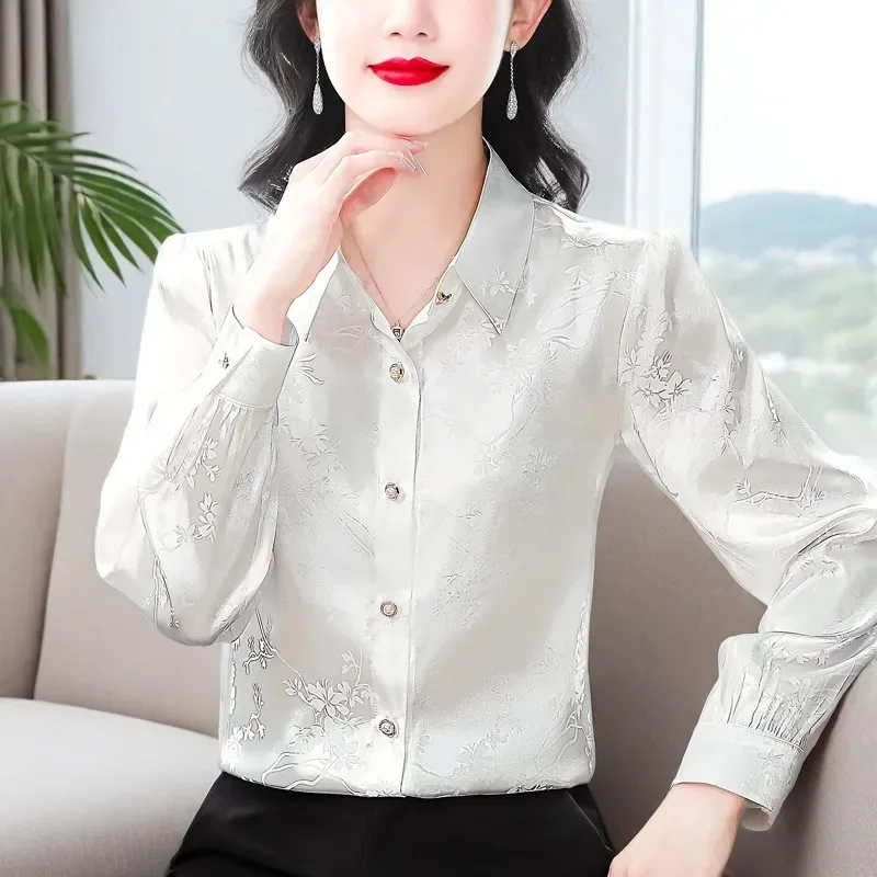 

Женская белая блузка из жаккардового сатина с отложным воротником, длинными рукавами и пуговицами